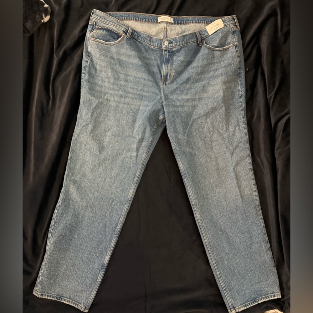 Mid Rise Abercrombie straight leg Jean